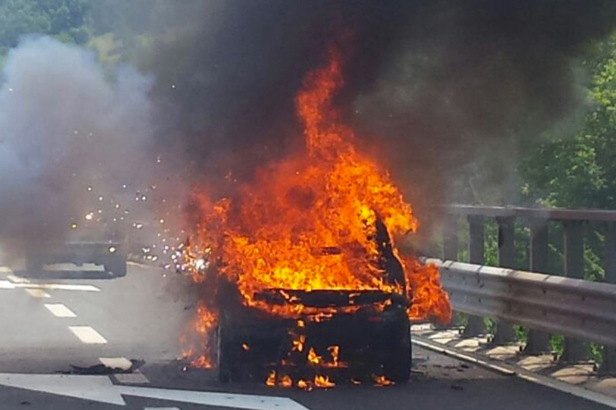 auto in fiamme auto in fiamme